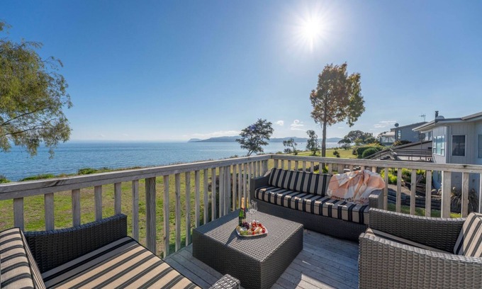 Waitahanui House | Lakefront at 5 Mile - right on the lake!