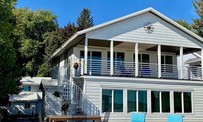 North Lakeport House | Lakefront Beach House - Lake Huron private beach!