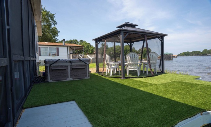 Carolyn Estates Cabin | Lakefront Cabin: Fishing, Free Kayak, Jetski, Dock, Swimming, Hot Tub, BBQ,
