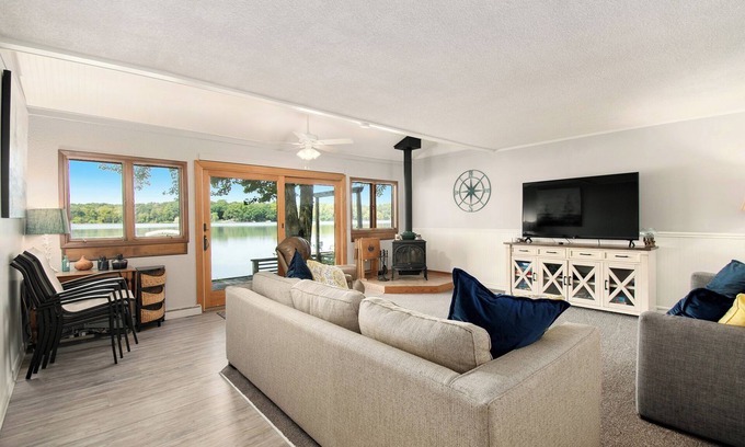 Scotts Cottage | Lakefront Cabin - Kayaks, Grill, Firepit - Casita Linda