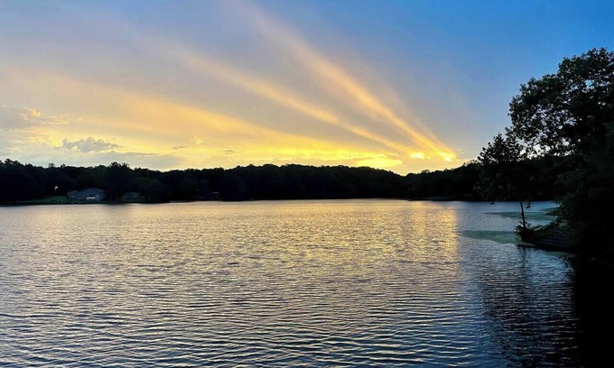 Brookport House | Lakefront Cabin with Hot Tub!