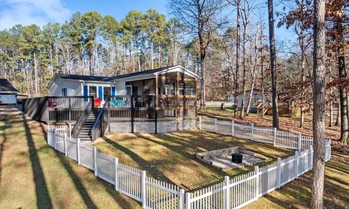 Wise House | Lakefront Charming 3-Bedroom home at Lake Gaston