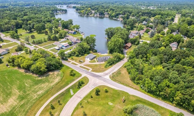 Argentine House | Lakefront Coastal Cove Retreat in Linden!