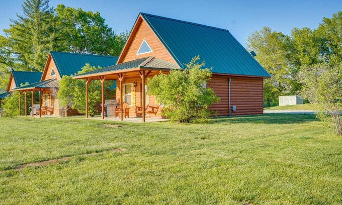 Columbia House | Lakefront Columbia Cabin with Porch and Shared Dock
