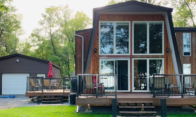Winnipeg Beach Cabin | Lakefront cottage with 2 decks, firepit capturing amazing sunrises.