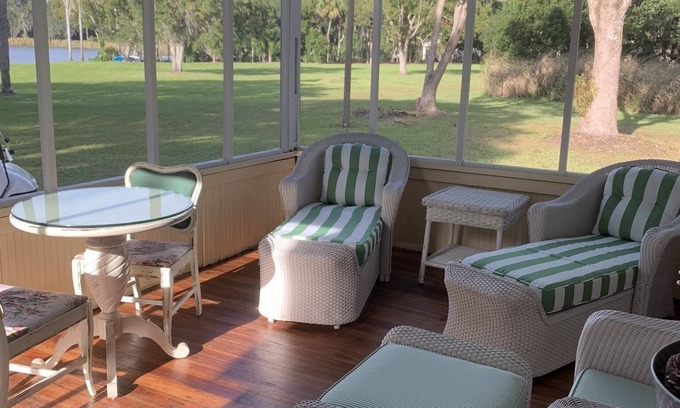 Sanford House | Lakefront cottage beautiful !