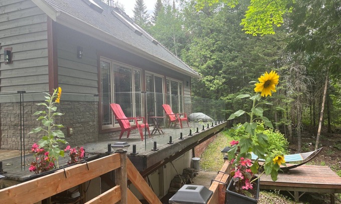 Mont-Laurier Cottage | Lakefront cottage located on a wooded and peaceful lot