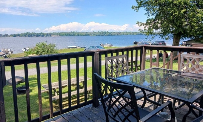 Wellington Cottage | LAKEFRONT COTTAGE #1 - PRINCE EDWARD COUNTY - LAKE CONSECON RESORT