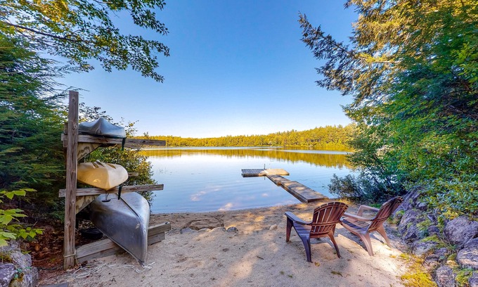 Madison House | Lakefront cottage on Big Pea Porridge Pond w/private dock, beach, kayaks, canoe