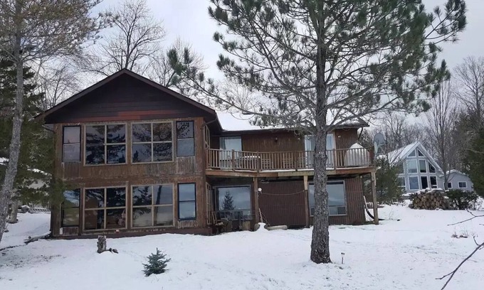 Selwyn Cottage | Lakefront cottage on Upper Chemong lake-4 seasons