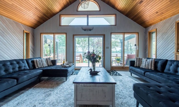 Douro-Dummer Cottage | Lakefront Cottage with Cozy Cabin Appeal