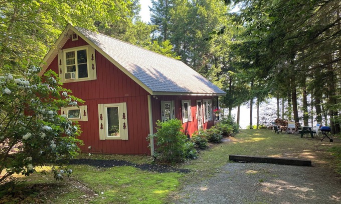 Saint Albans Cottage | Lakefront Cottagen
