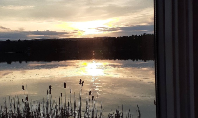 Sharon House | Lakefront Fall Foliage in New England Just 2 Hours From NYC