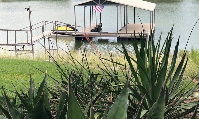 Brownwood House | Lakefront Get-Two-gether House and Cabin on Lake Brownwood in Cason Cove