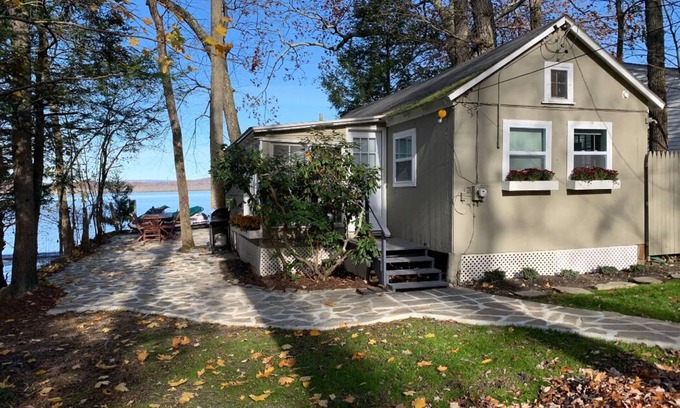 Orange Lake Cottage | Lakefront Getaway - 1 hr fr NYC