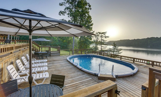 Gladewater House | Lakefront Gladewater Retreat w/Dock + Hot Tub!