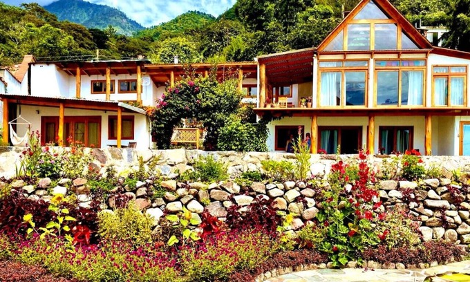 Pasajcap Villa | Lakefront Couples Retreat: Serene Elegance