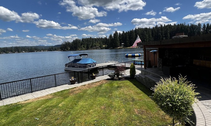 Eatonville House | Lakefront Guesthouse Cabin with Loft
