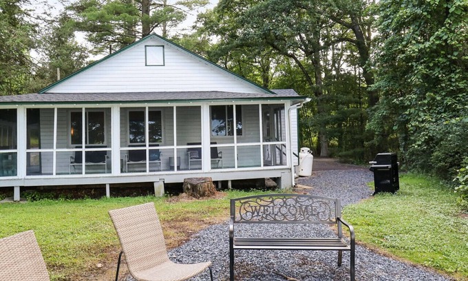 Saylorsburg House | Lakefront Haven: Modern Cottage