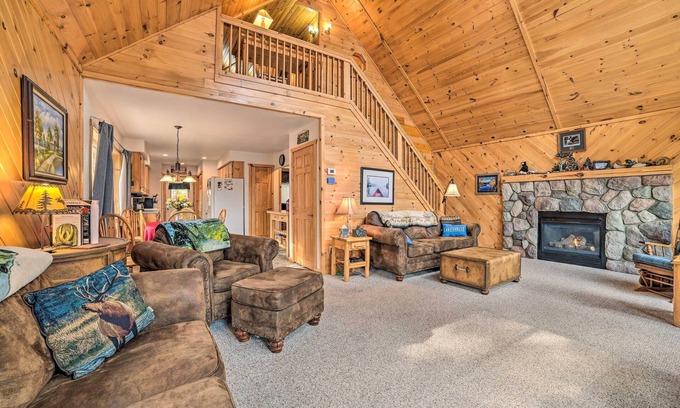 Hawks House | Lakefront Hawks Getaway - Fire Pit & Kayaks!