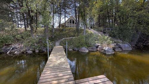 Litchfield House | Lakefront Hideaway
