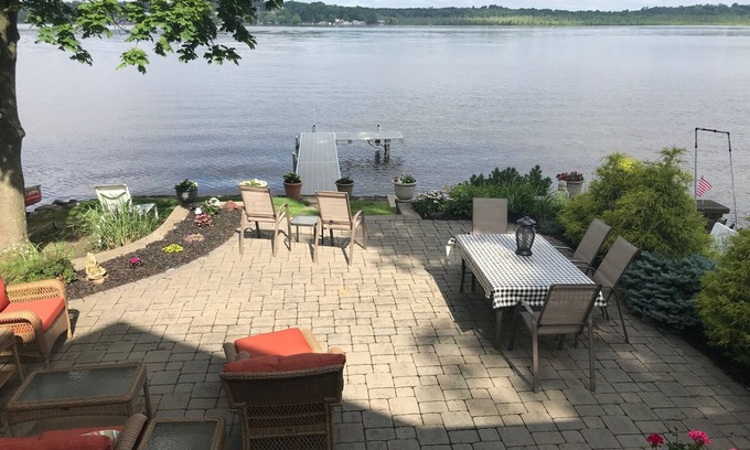 Orange Lake House | Lakefront Home 3200 Sq' - 5 Queen Beds + Twin
