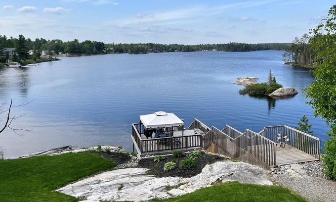 Markstay House | Lakefront Home