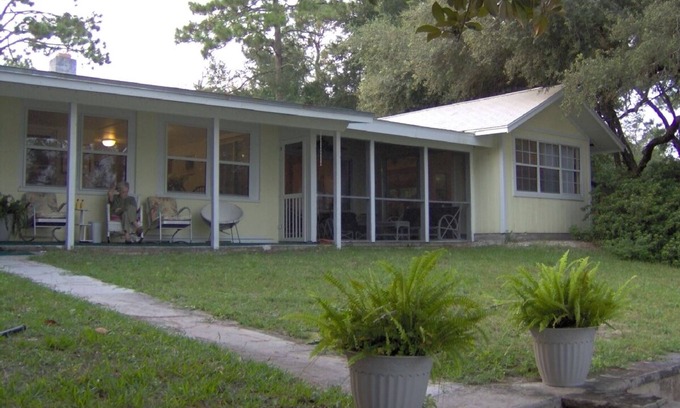 Pomona Park House | Lakefront home on 4 acres - Clear Sandbottom Lake