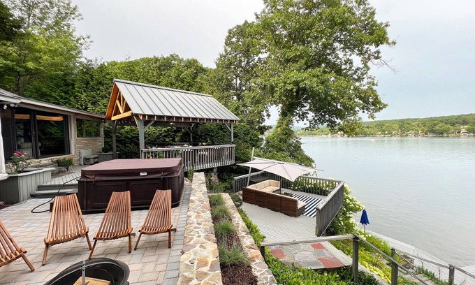 Hewitt House | Lakefront home on Greenwood Lake