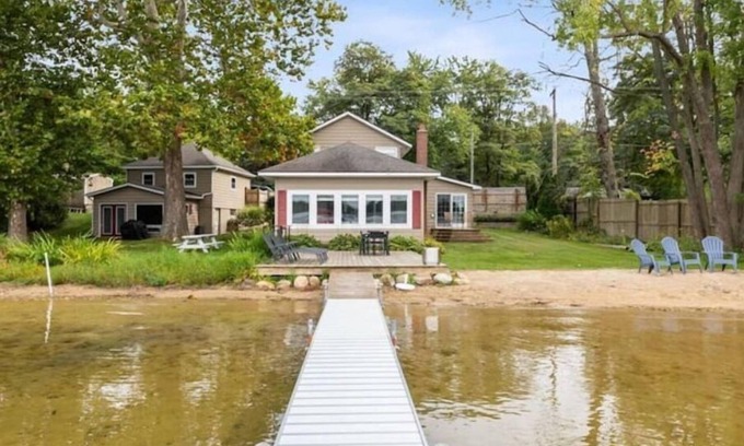 Portage House | Lakefront Home - Pontoon & Private Beach - Minutes to Breweries, Shopping & More