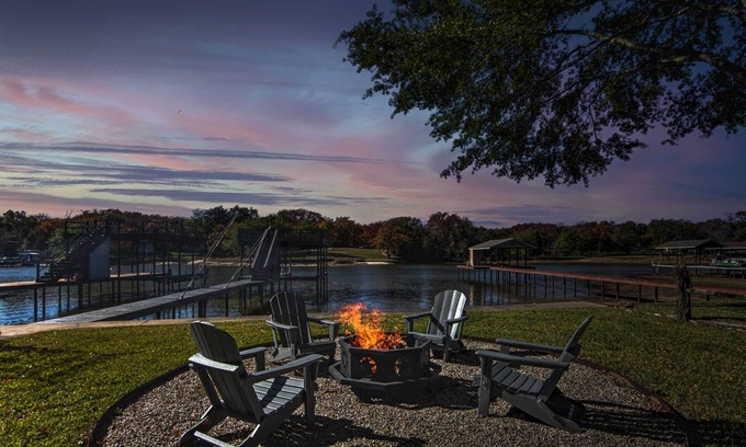 Enchanted Oaks House | Lakefront Home w/Dock in Mabank: Near Golfing!
