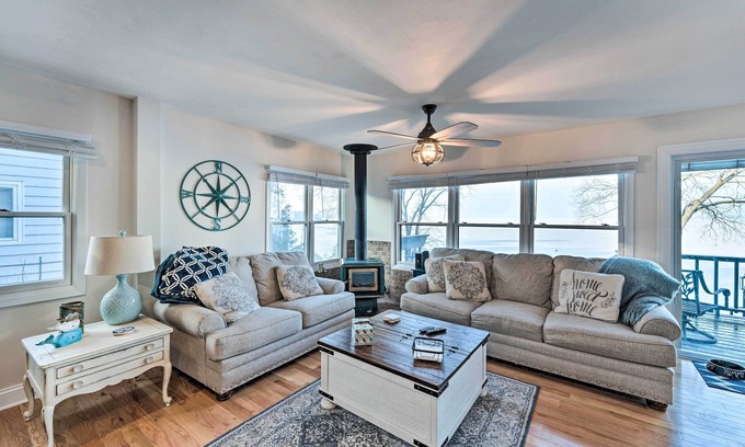 Lake Koshkonong House | Lakefront Home w/Gorgeous Sunsets, Kayaks, & Pier