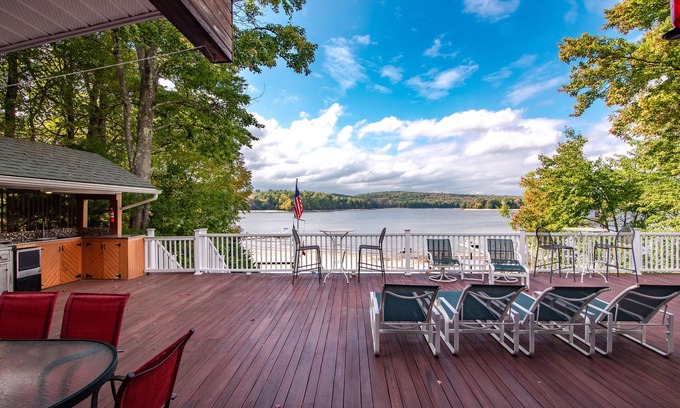 Monticello House | Lakefront - Hot Tub - Beach - Deck - BBQ - Peloton