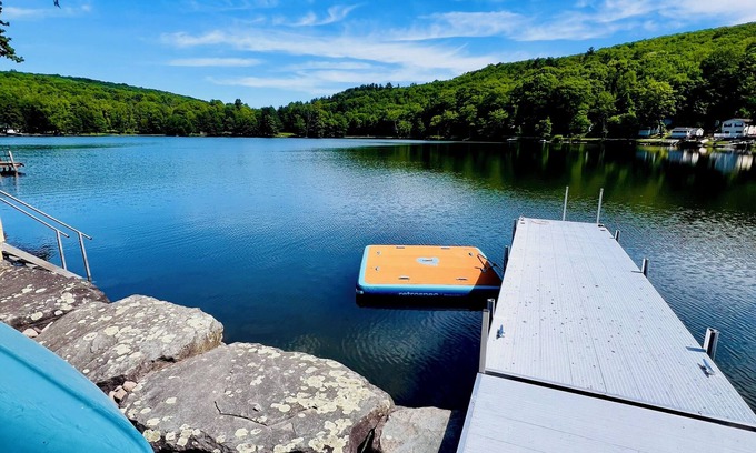 Hancock Cottage | Lakefront! Hot Tub-Sauna-Cold Tubs-SUPs-Bikes-Canoe-Kayak-Sundeck-Firepit-Dock!
