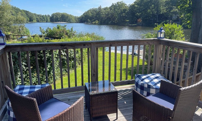 West Milford House | Lakefront Log Cabin less than 1 hour from NYC!