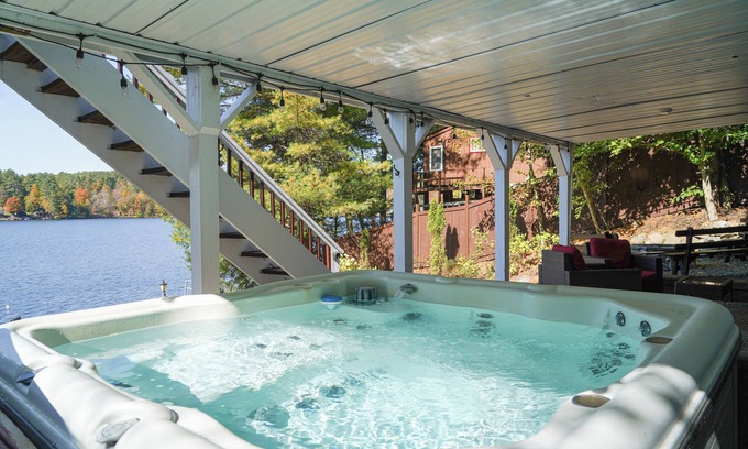 Fort Ann House | Lakefront Lookout - Family and Pet-Friendly