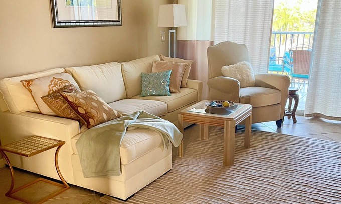 Iona Condo | Lakefront luxury 3-bedroom 2-bath condo with garage in Fort Myers, near beach!