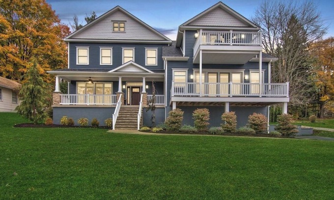 Carbondale House | Lakefront Luxury Retreat at Crystal Lake– Fire Pit Fern hall hiking Game Room