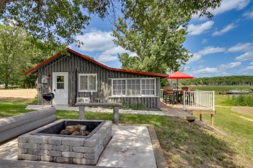 Motley House | Lakefront Motley Cabin with Private Deck and Dock!