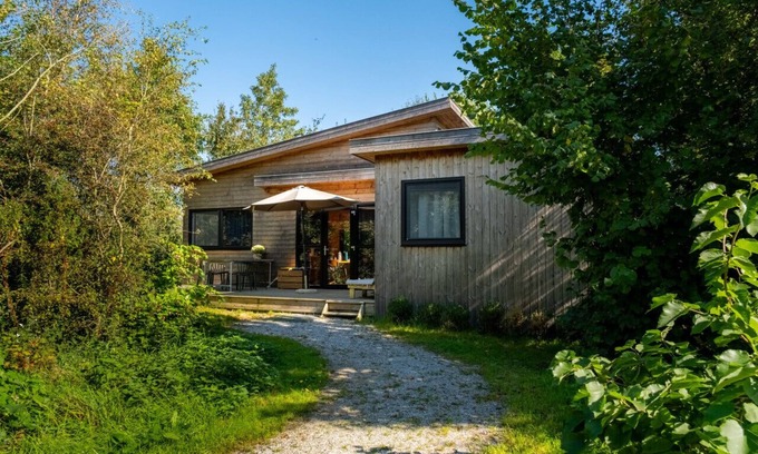Grou Cabin | Lakefront Nature House with own shared dock in Friesland: Ljurk