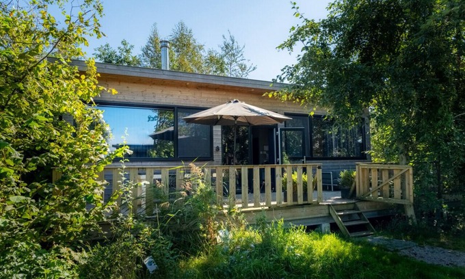 Birstum Cabin | Lakefront Nature House with own shared dock in Friesland: Reade Wikel