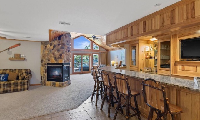 Lake Shore Estates Condo | Lakefront Penthouse Retreat: Stunning Views, Bar, Golf & Fun on Castle Rock Lake