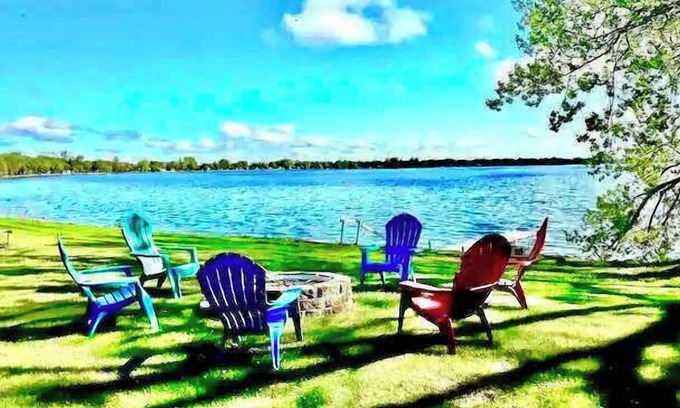 Battle Lake House | LAKEFRONT Private Dock Walk to Town 4 Bed Sleep 12