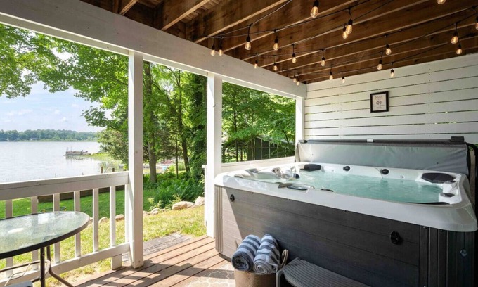 Hastings Cottage | Lakefront, Private Lake, hot tub, Game Room & pets