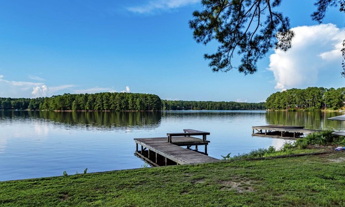 Whispering Pines House | Lakefront Retreat Mins to Golf! Sleeps 8 guests!