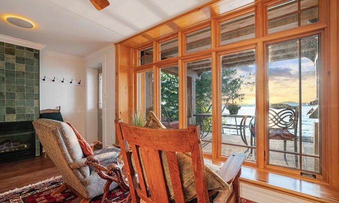Scugog House | Lakefront Retreat with Sauna, Fireplace & Parking