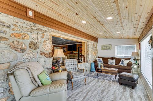 Rocky Mount House | Lakefront Rocky Mount Main House with 3 Cabins!