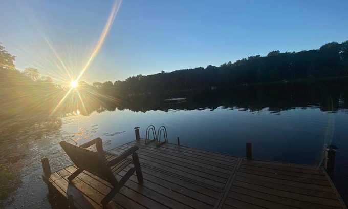 Union Pier House | Lakefront! Secluded, HotTub, Fire Pit, Private Dock&boats 90 Min from Chicago