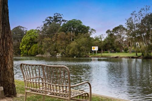 Chittaway Point House | Lakefront Serenity