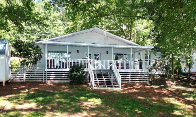 Inman House | Lakefront*Sunrise Views*Big Porch*Fire Pit*Tryon